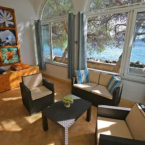 https://seafront-beach-apartment-directly-at-the-beach.hotelinzadar.com